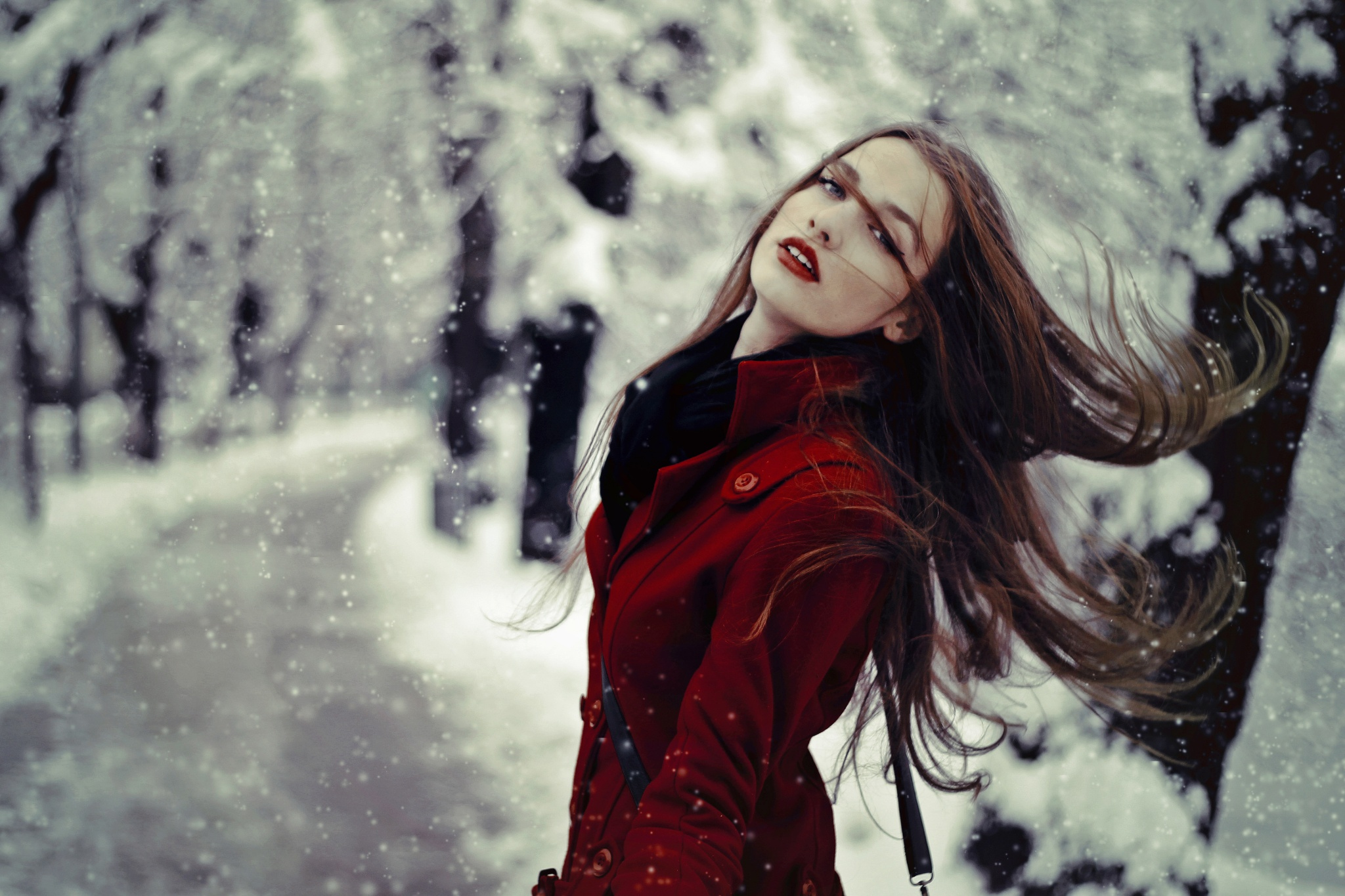 Девушка под снегом. Зимняя фотосессия. Девушка зимой. Девушка в снегу. Идеи для фотосессии зимой.