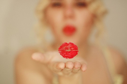 blow-kiss-lipstick-red-Favim.com-152038.jpg