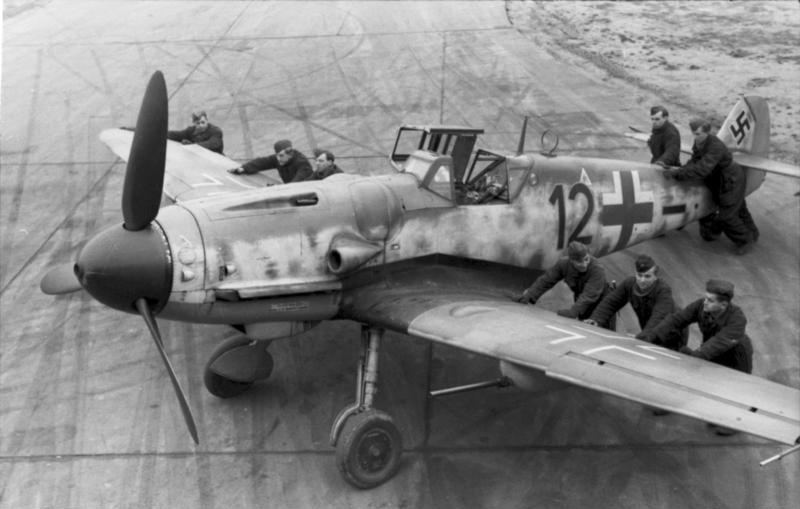 Bundesarchiv_Bild_101I-487-3066-04__Flugzeug_Messerschmitt_Me_109.jpg