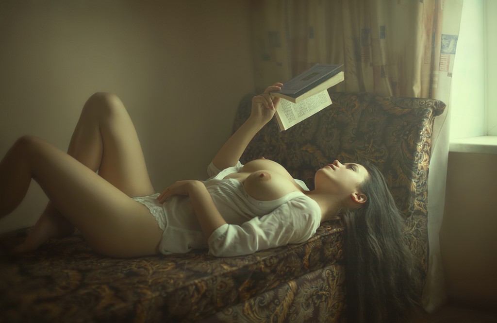 Completely_naked_girls_reading_books_2-1024x665.jpg. 