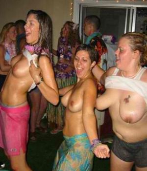drunk_party_babes_flashing_their_tits_426594.jpg