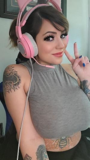 headbig-tits-streamer-girl-vTfyvk.jpg