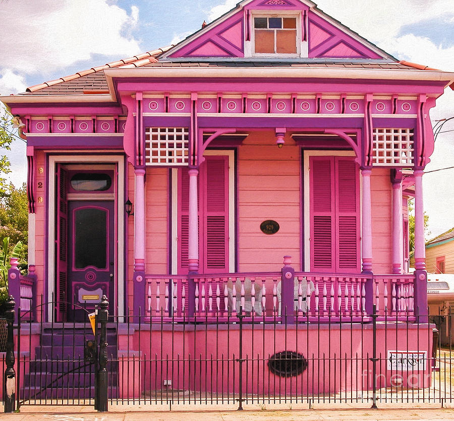 В одноэтажный розовом доме. Розовый дом. Дом розового цвета. Старый розовый дом. Старинное здание розового цвета.