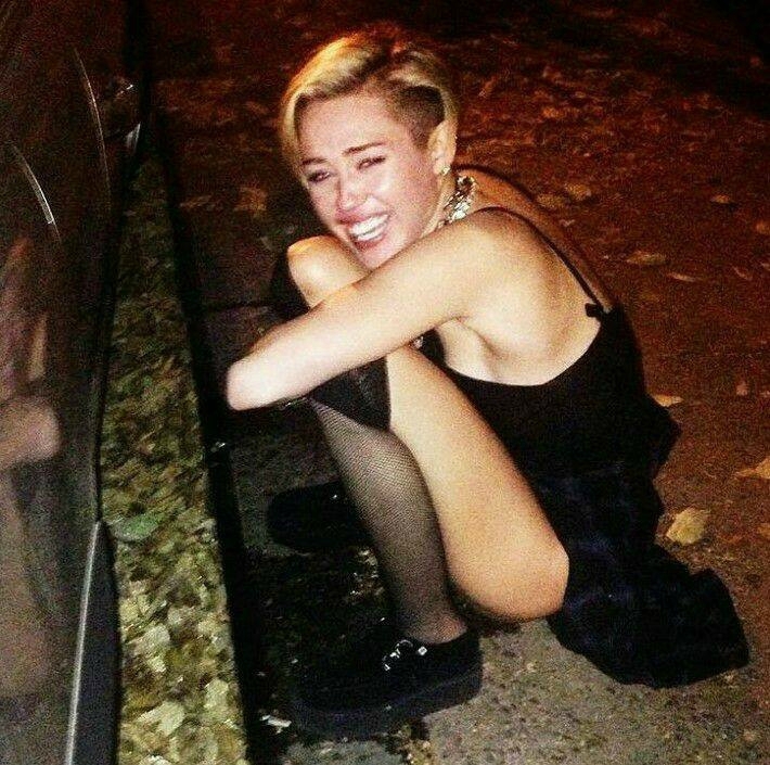 Miley peeing 118853289.jpg