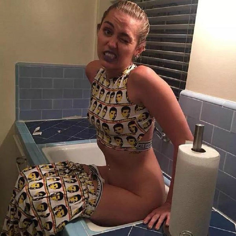 Miley peeing 118853291.jpg