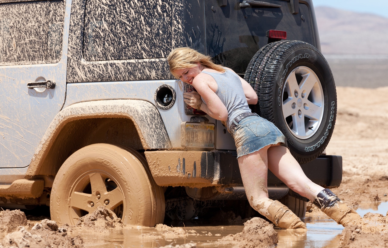 sexy_cowgirl_stuck_in_mud_016.jpg