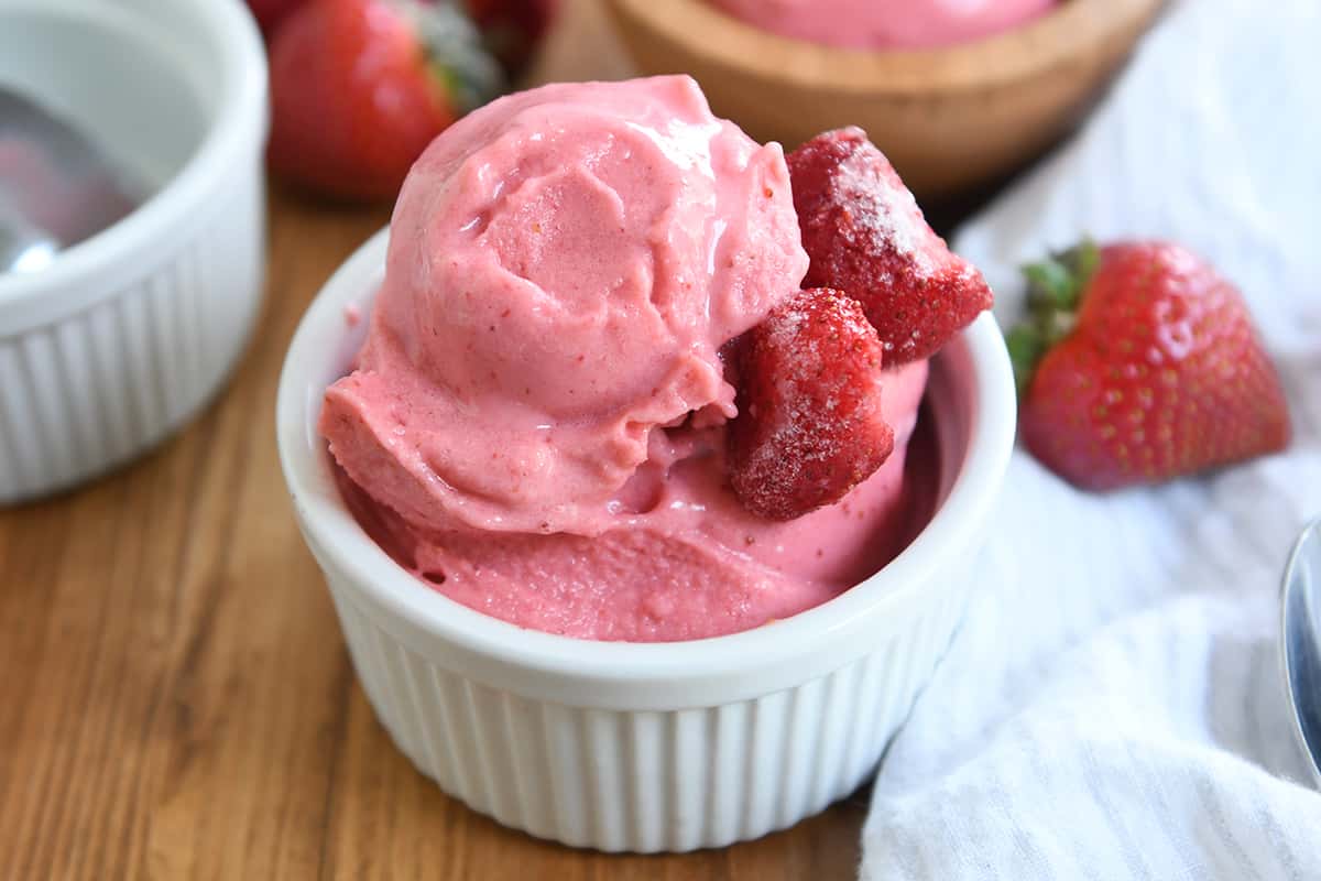 strawberry-frozen-yogurt5.jpg