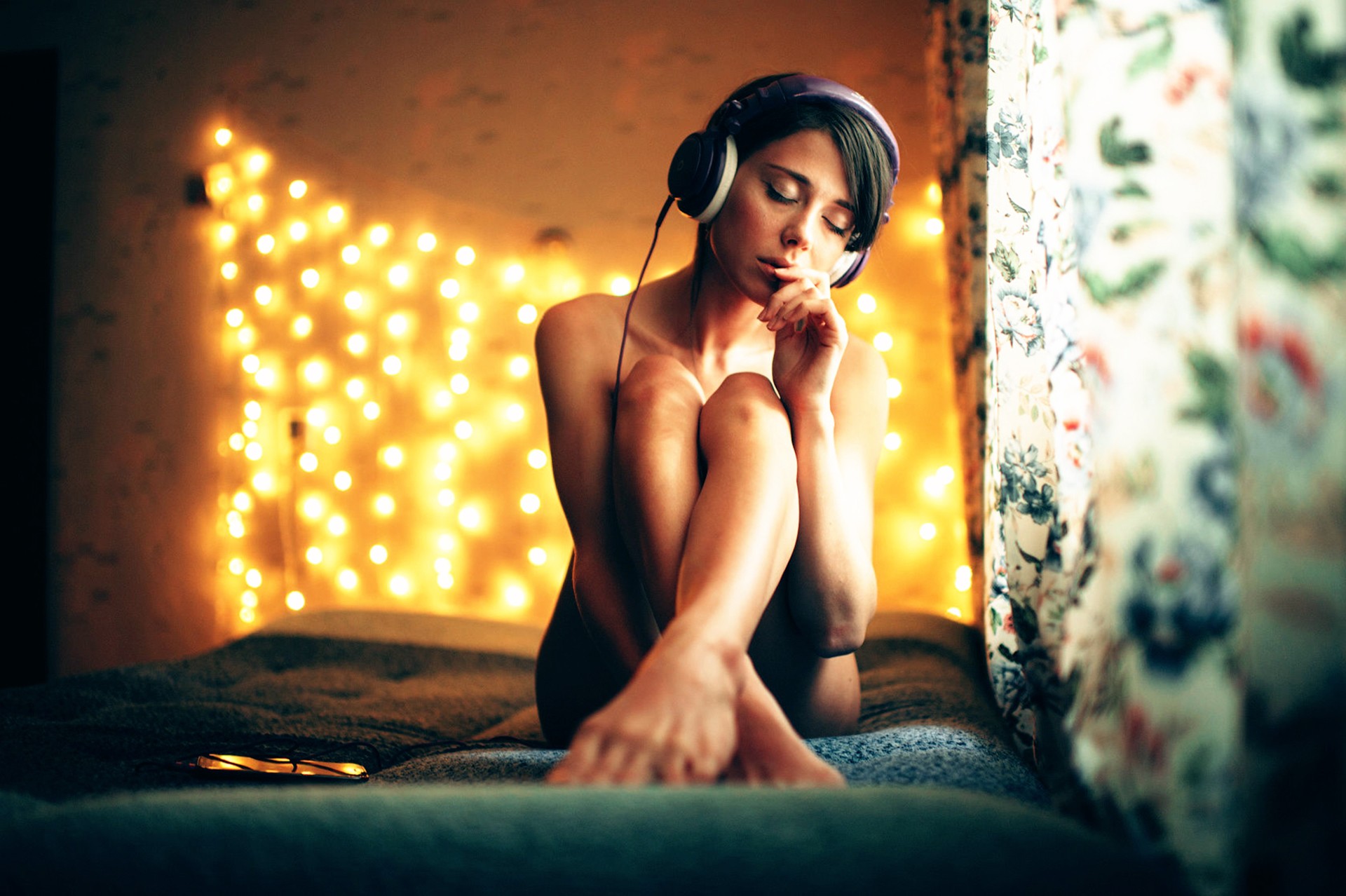 women-model-brunette-headphones-nude-closed-eyes-in-bed-short-hair-1132015.jpg